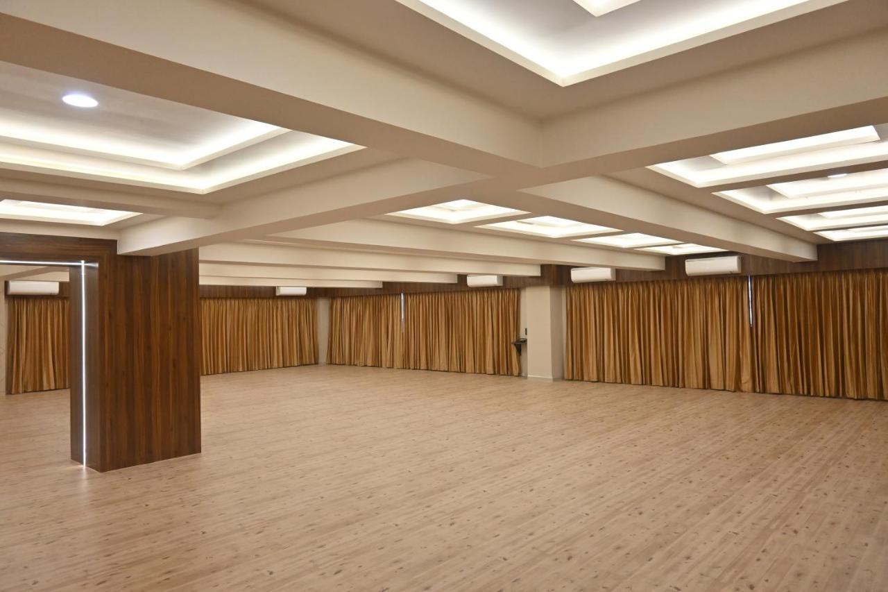 Hotel Privya Rooms And Banquet Surat Bagian luar foto