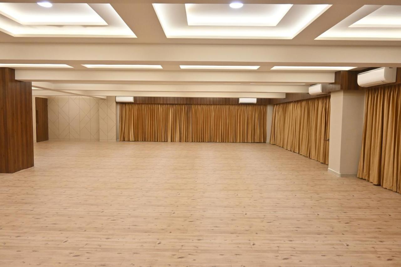 Hotel Privya Rooms And Banquet Surat Bagian luar foto