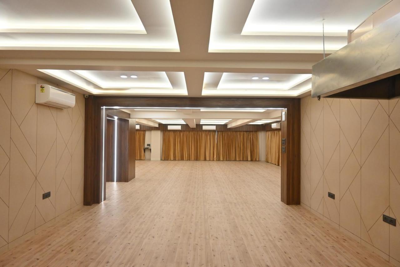 Hotel Privya Rooms And Banquet Surat Bagian luar foto