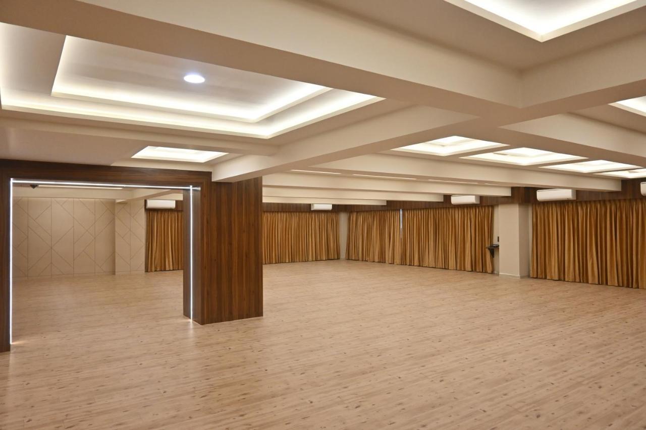 Hotel Privya Rooms And Banquet Surat Bagian luar foto