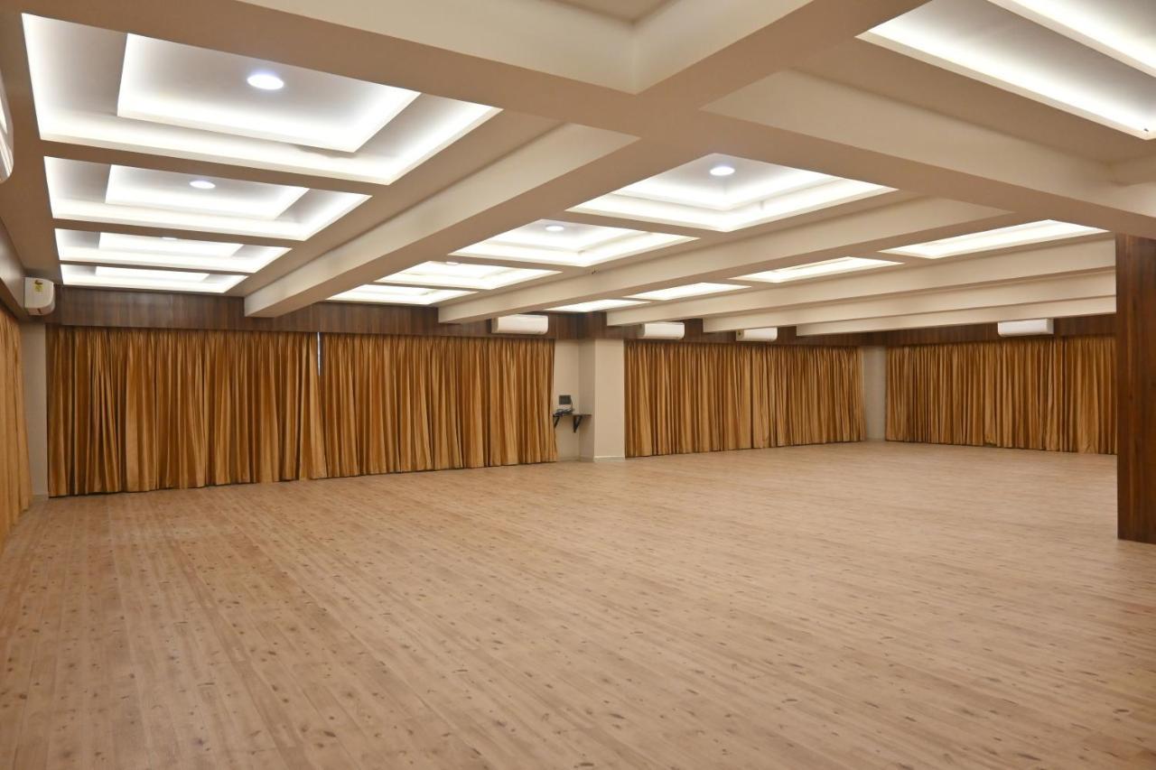 Hotel Privya Rooms And Banquet Surat Bagian luar foto