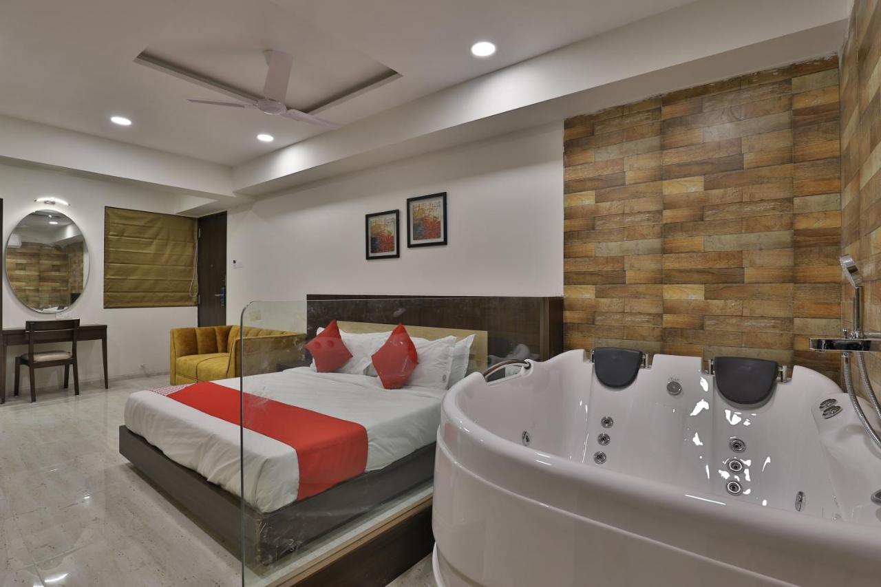 Hotel Privya Rooms And Banquet Surat Bagian luar foto