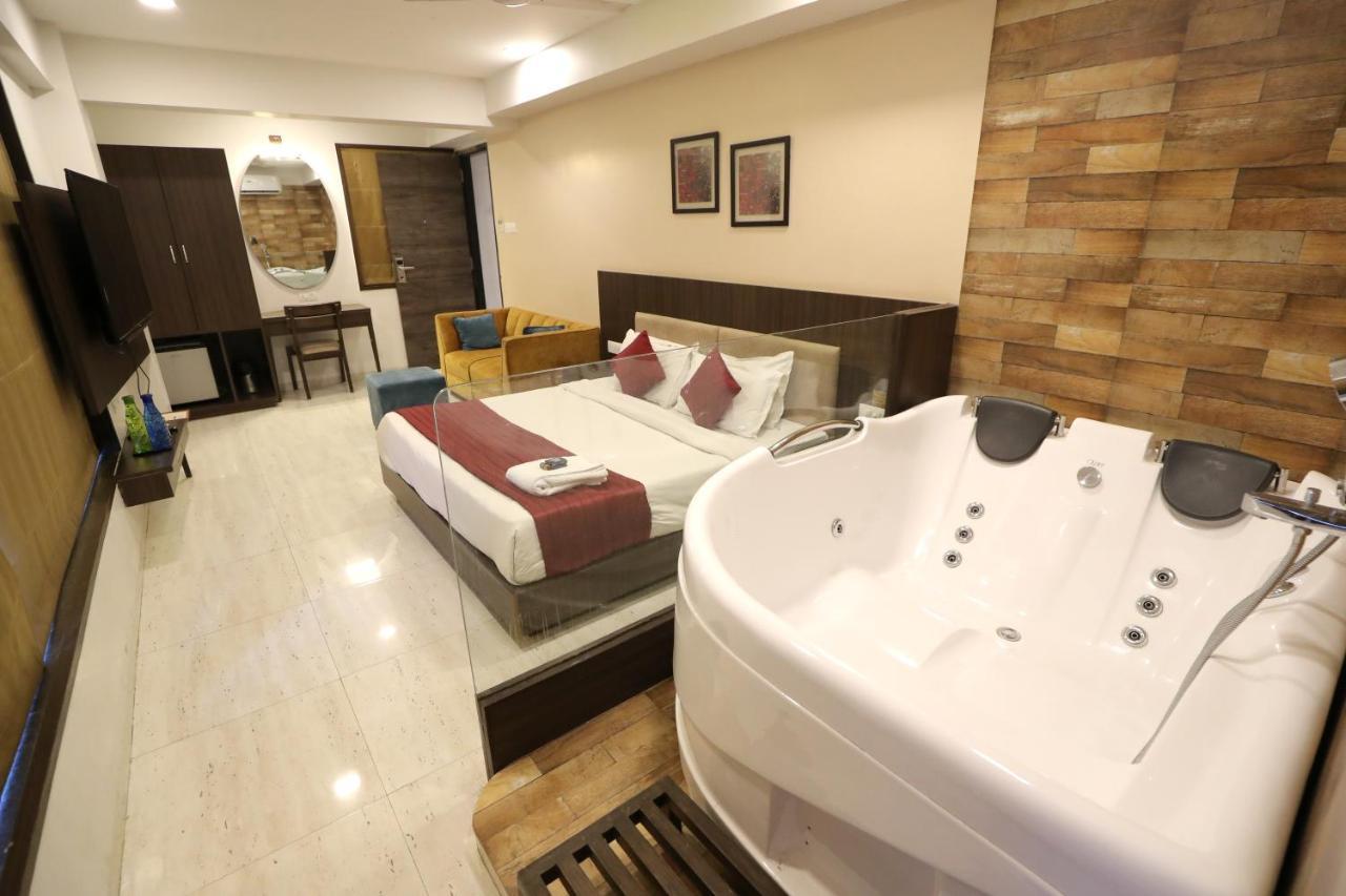 Hotel Privya Rooms And Banquet Surat Bagian luar foto