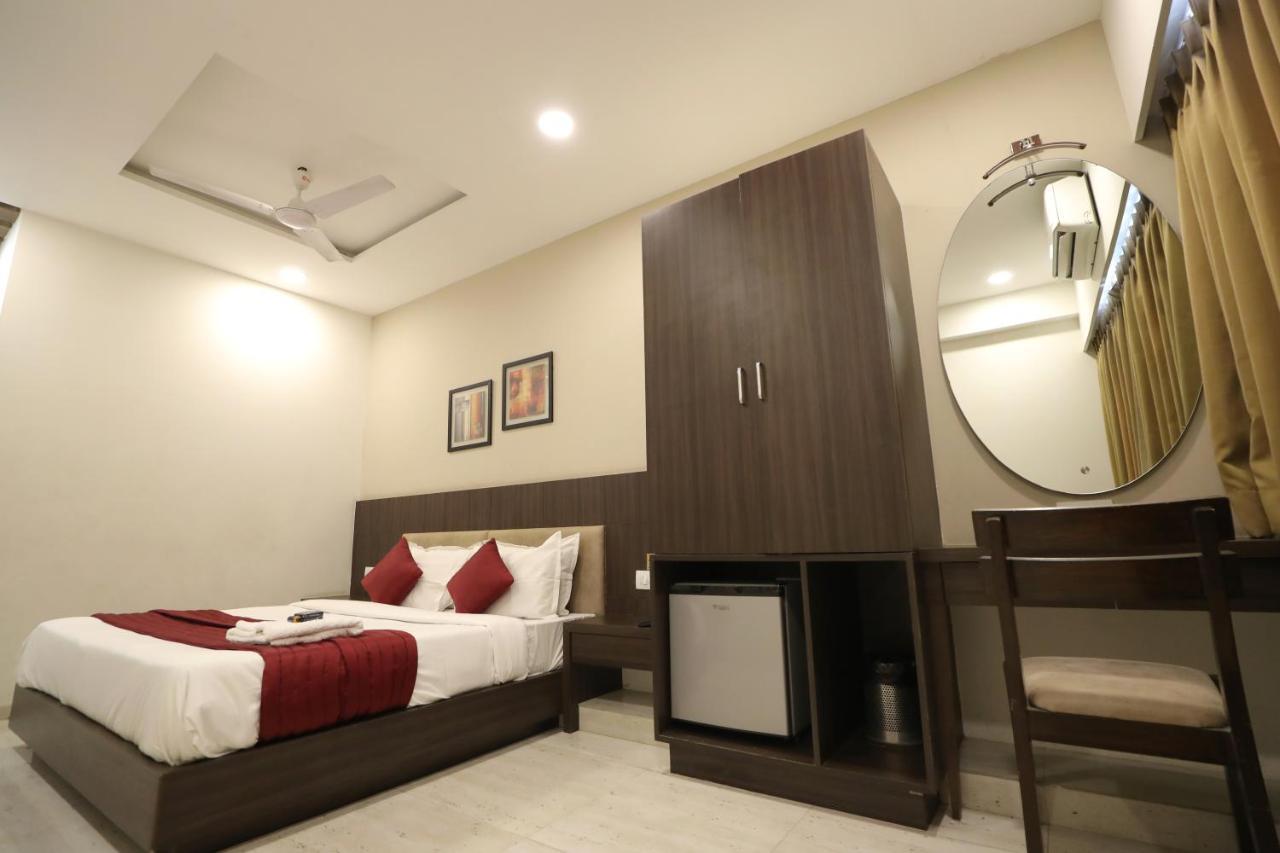 Hotel Privya Rooms And Banquet Surat Bagian luar foto