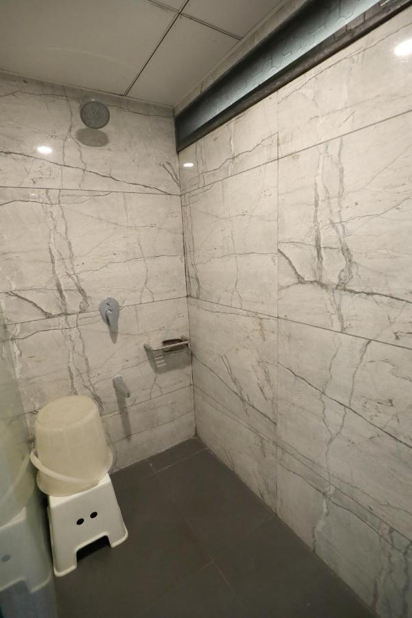 Hotel Privya Rooms And Banquet Surat Bagian luar foto