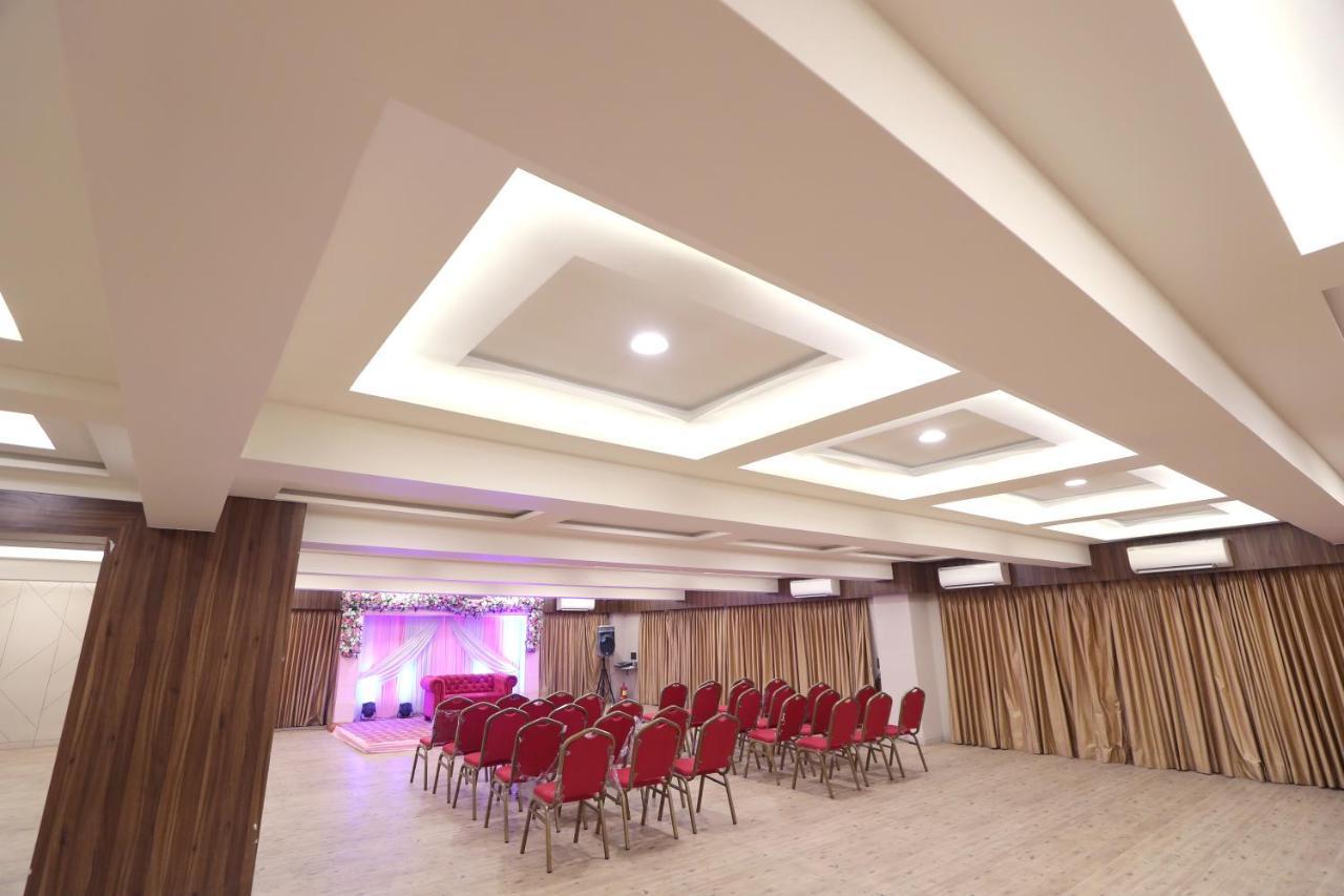 Hotel Privya Rooms And Banquet Surat Bagian luar foto